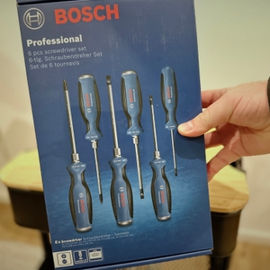 Der Karton des Schraubendreher-Sets von Bosch wird hochgehalten. Die Vorderseite ist sichtbar.