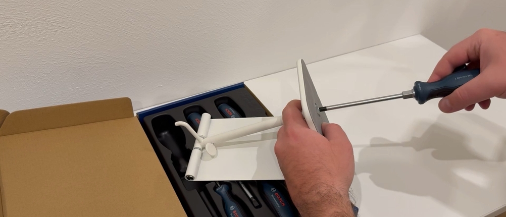 Ein Metallständer wird mit dem Bosch-Schraubendreher zusammengebaut