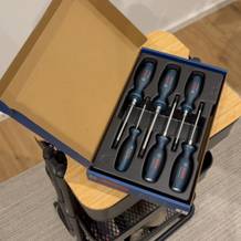 Geöffnete Schachtel mit dem Schraubendreher-Set von Bosch.