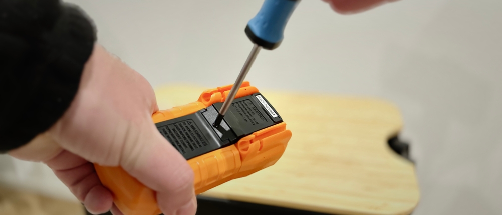 Eine kleine Schraube kann dank der magnetischen Spitze des Hazet-Schraubendrehers eingedreht werden.