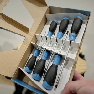 Das Hazet-Schraubendreher-Set wird vor die Kamera gehalten.