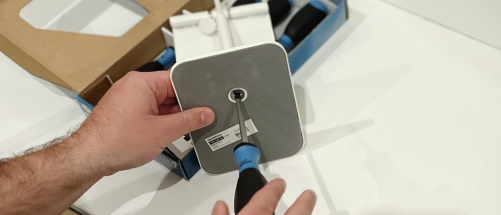 Eine Tablethalterung wird mit einem Schraubendreher aus dem Set von Hazet zusammengeschraubt.