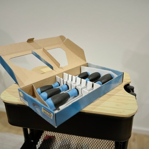 Das Hazet-Schraubendreher-Set liegt im geöffneten Karton auf einem Rollwagen.