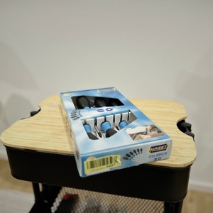 Das Hazet-Schraubendreher-Set liegt im geschlossenen Karton auf einem Rollwagen.