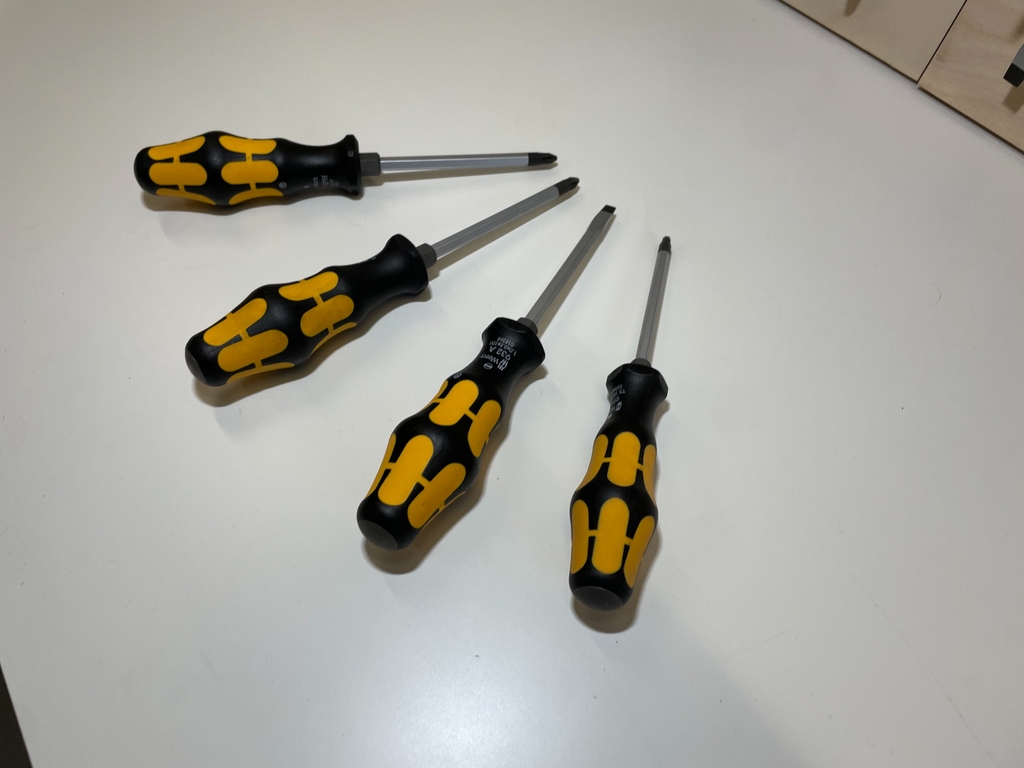 Vier Teile von einem getesteten Schraubendreher-Set liegen auf dem Tisch. 