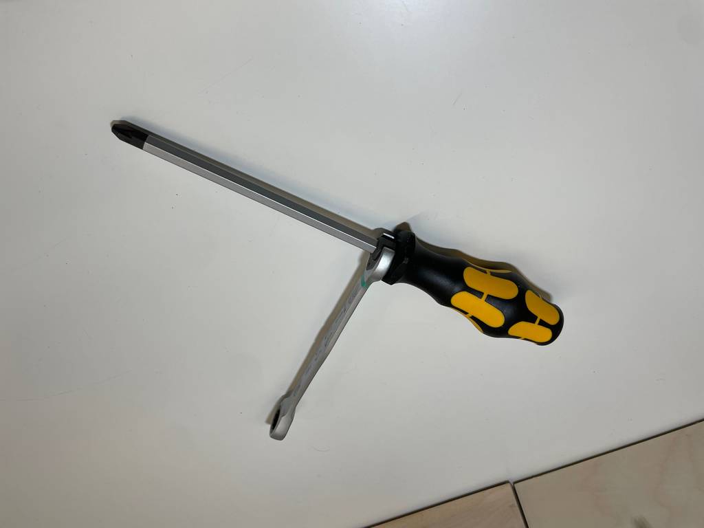 Ein Schraubendreher von einem getesteten Schraubendreher-Set liegt auf dem Tisch. 