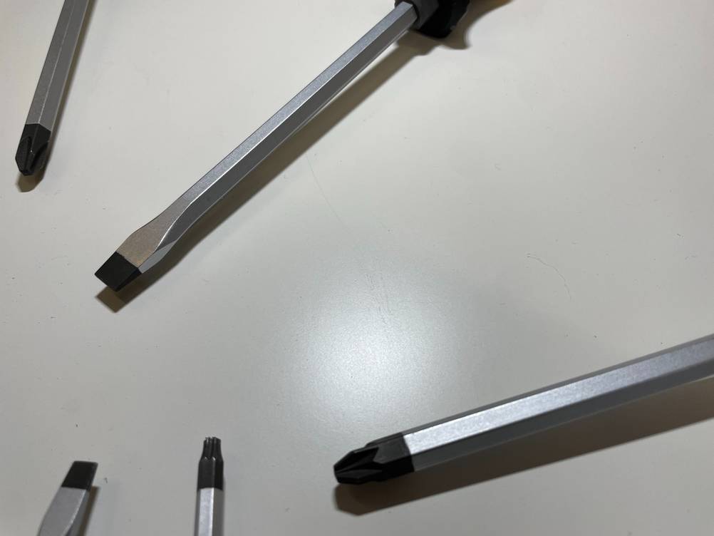 Nahaufnahme der verschiedenen Klingenspitzen eines getesteten Schraubendreher-Sets.