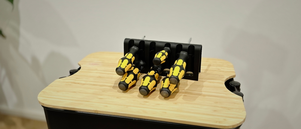 Das Schraubendreher-Set von Wera ist in seiner Wandhalterung auf einem Rollwagen stehend drapiert.