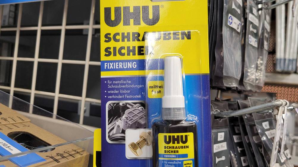 Schraubensicherung getestet: Nahaufnahme des Markennamens und der Artikelbezeichnung auf er Origianlverpackung.