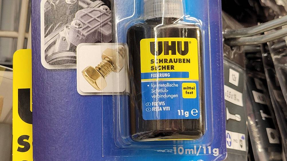 Nahaufnahme einer originalverpackten Flasche der getesteten Schraubensicherung