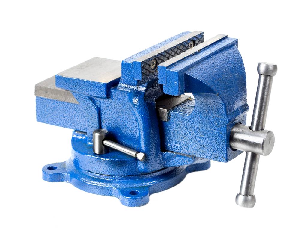 Schraubstock-drehbar-Test: Ein kleiner, drehbarer Schraubstock in Blau zeigt die Verschraubung der Backen.