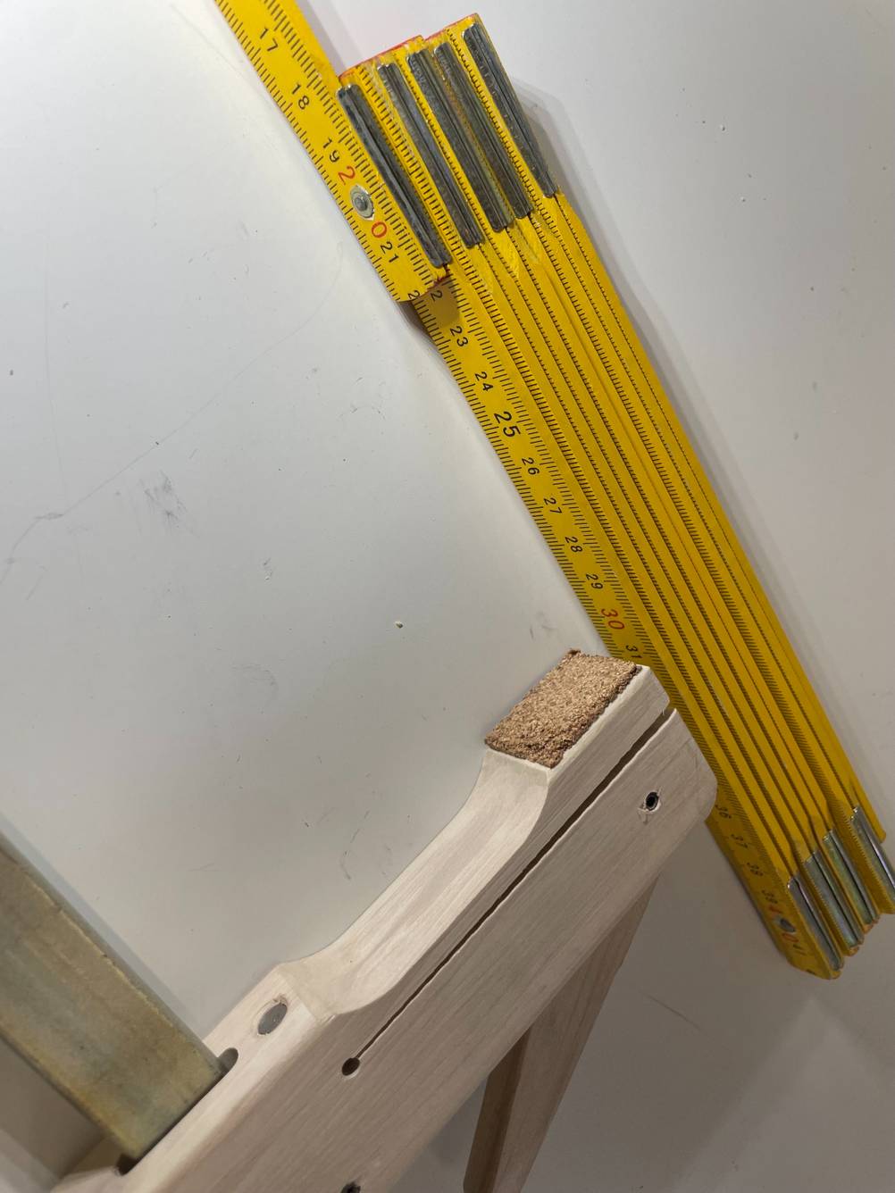 Schraubzwinge getestet: Nahaufnahme der unteren Druckplatte neben einem Meterstab.