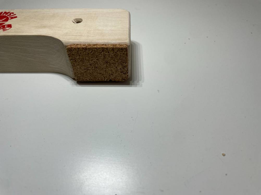Nahaufnahme der Polsterung einer getesteten Schraubzwinge auf einer hellen Fläche.