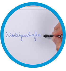 Das Wort Schreibeigenschaften wird mit einem Füller geschrieben