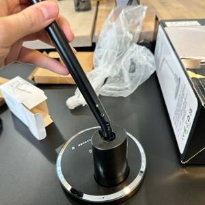 Die Stange der Jukstg HD1906C wird in den Lampensockel eingesetzt und für die Montage ausgerichtet.