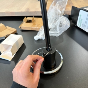 Die Jukstg-HD1906C-Schreibtischlampe wird mithilfe eines kleinen Innensechskantschlüssels am Lampensockel montiert.