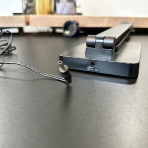 Der Stromstecker der Lepro-LED-Schreibtischlampe ist kurz vor der 12V-Eingangsbuchse des Lampensockels positioniert.