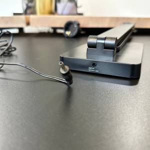 Der Stromstecker der Lepro-LED-Schreibtischlampe ist kurz vor der 12V-Eingangsbuchse des Lampensockels positioniert.