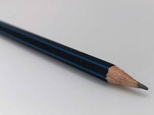 Ein Bleistift liegt auf einem Tisch.