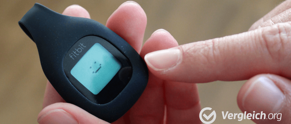 Schrittzähler im Test: Schrittzähler von Fitbit in der Hand