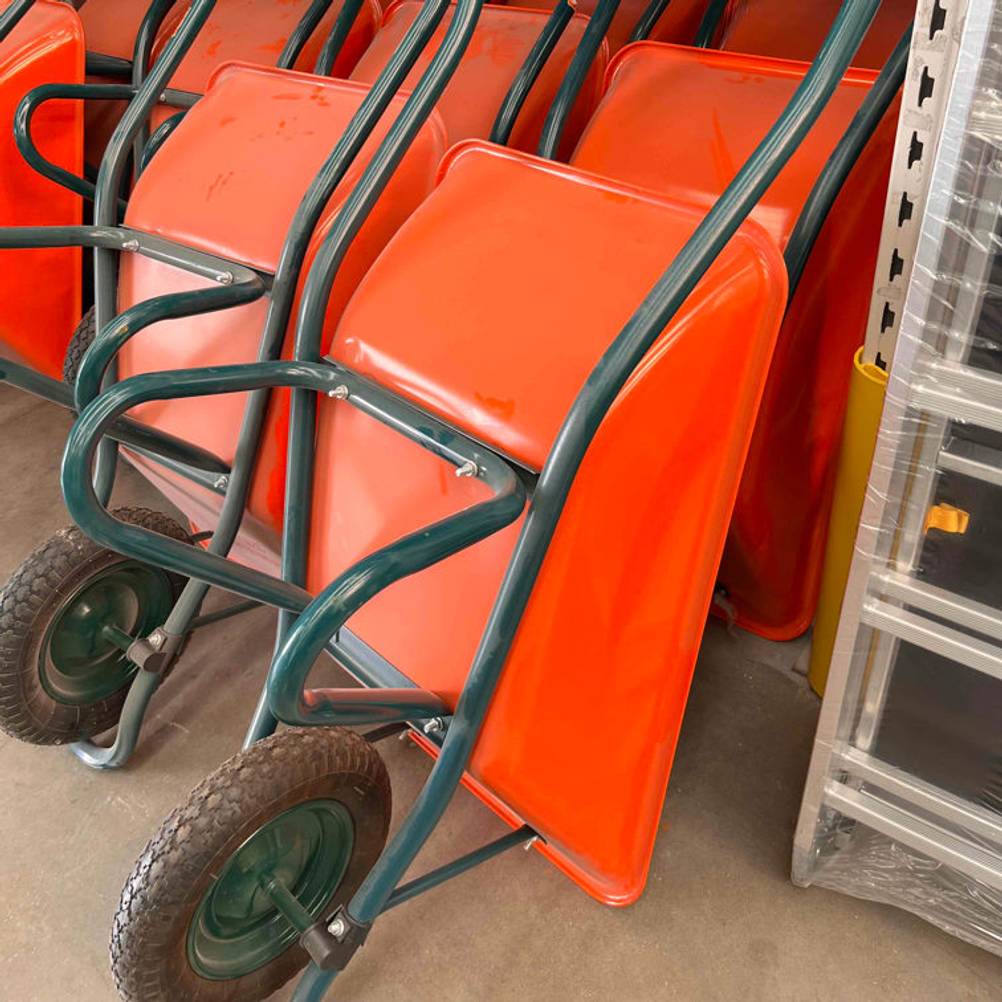 Die getesteten Schubkarren haben die Farbe orange.