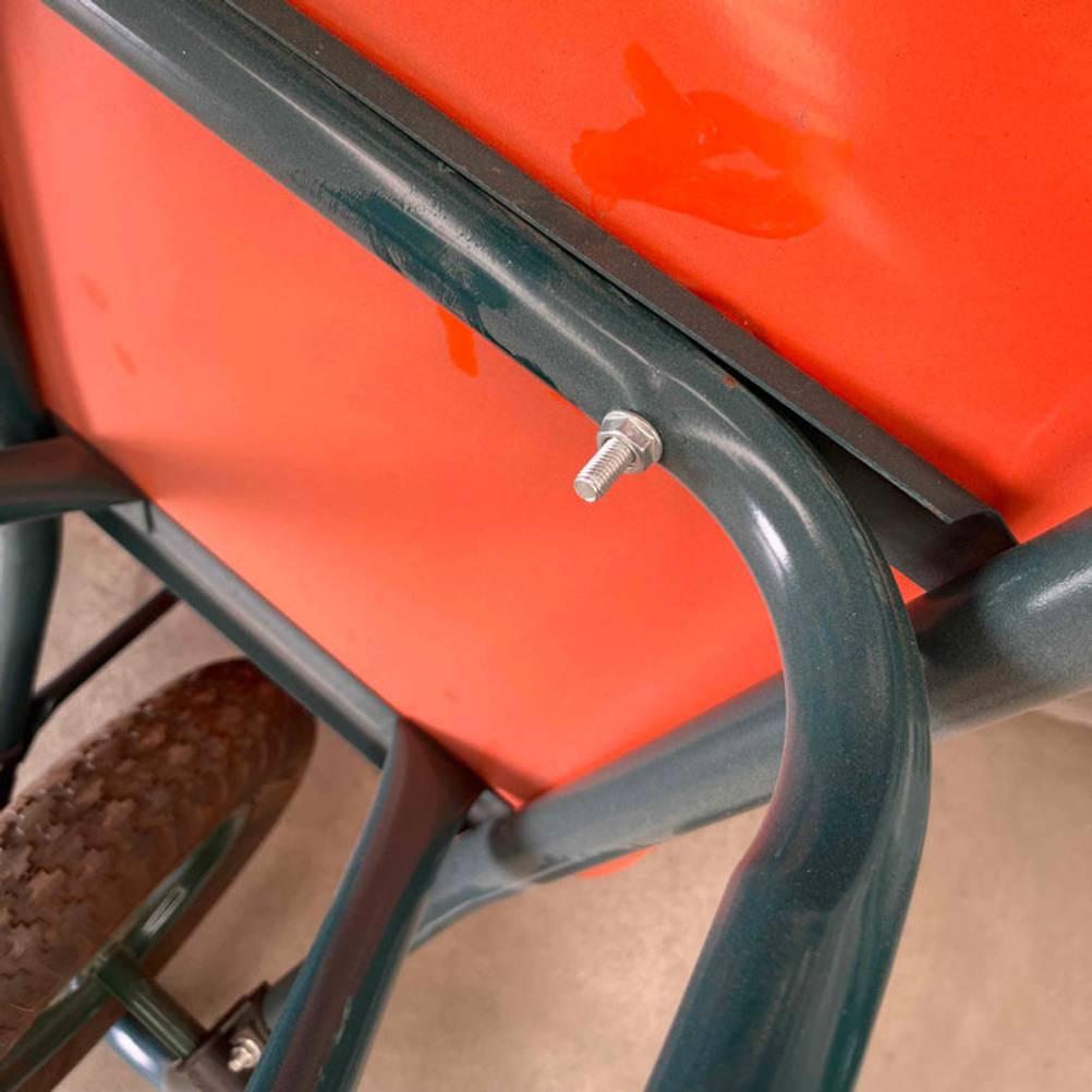 Die getestete Schubkarre steht auf ihrem Vorderrad.