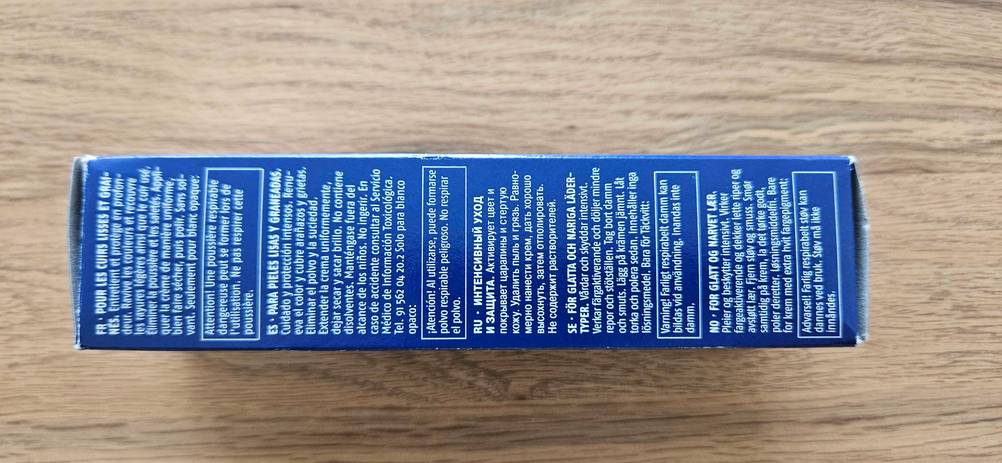 Seitenansicht der Verpackung der getesteten Schuhcreme mit Informationen.