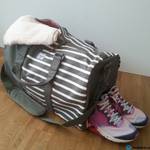 Weekender-Test: Ein Weekender von Henschel mit Schuhen und Handtüchern steht auf dem Boden. 