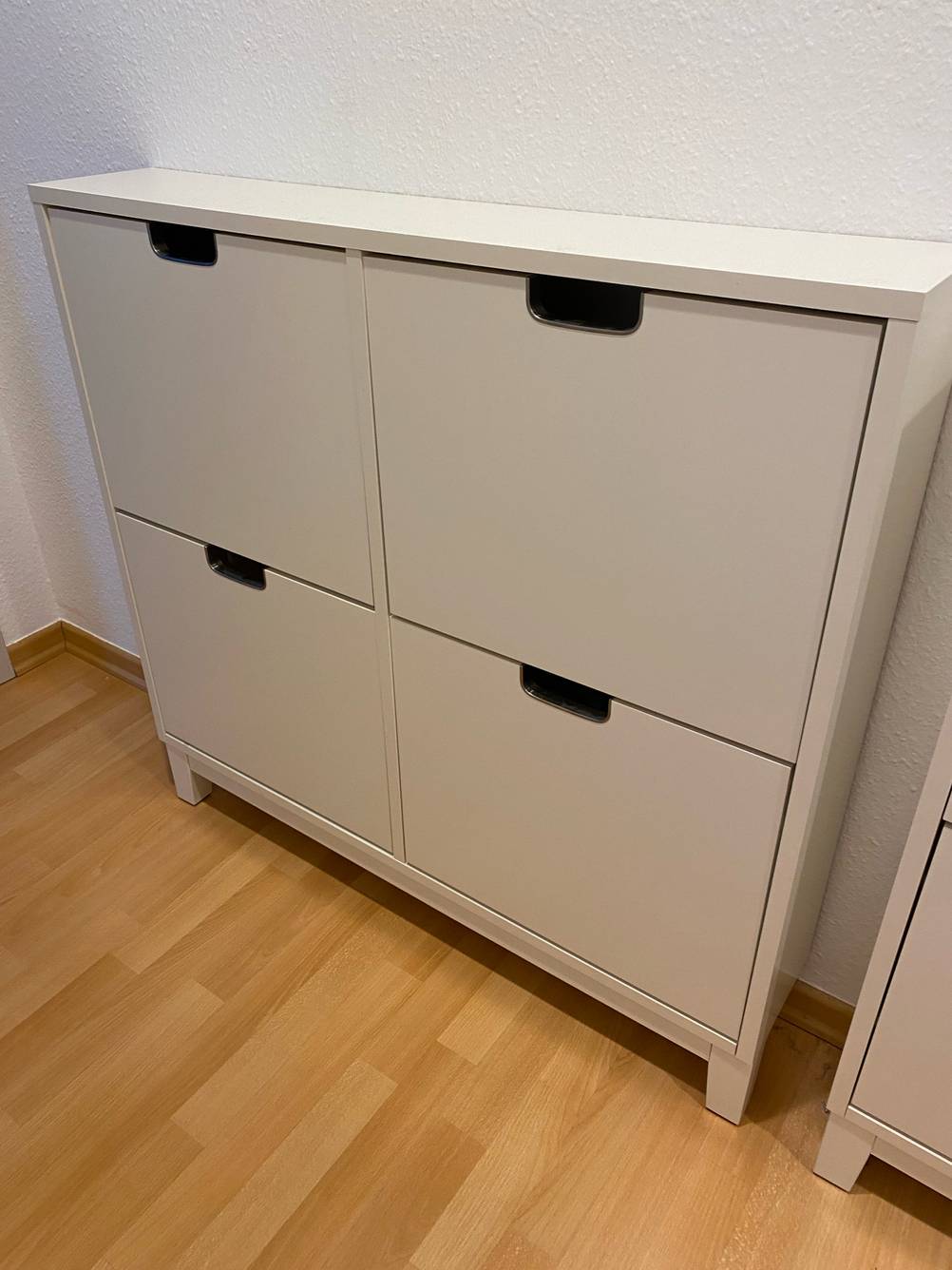 Getestet: Ein Schuhschrank mit geschlossenen Klappen vor einer hellen Wand.