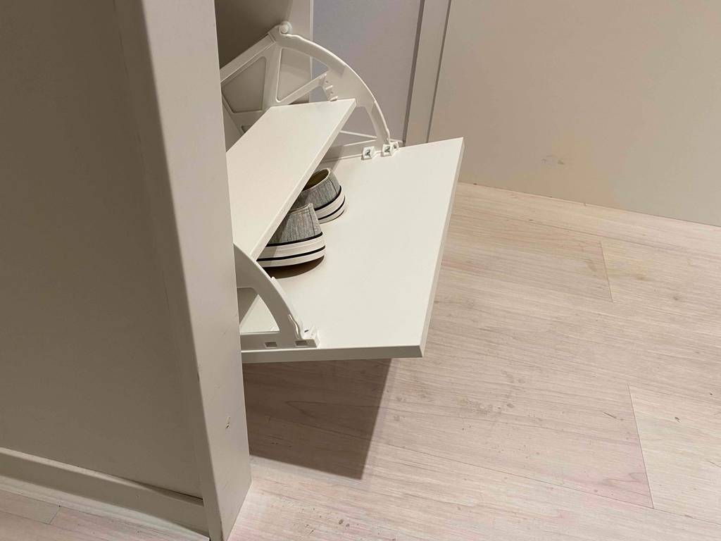 Ein Schuhschrank im Test: Ein Paar Schuhe liegen in einem geöffneten Schuhschrank.