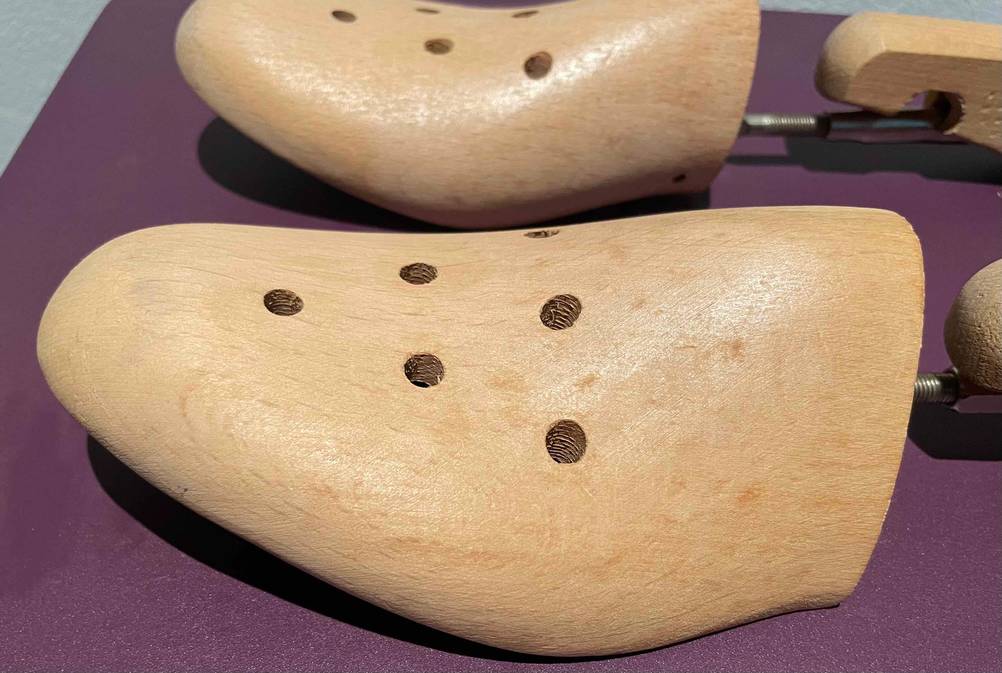 Schuhspanner getestet: Nahaufnahme des Vorderbalttes mit Löchern.