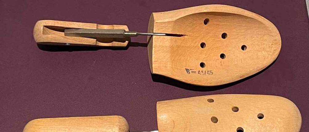 Die getesteten Schuhspanner liegen auf einem violetten Untergrund.