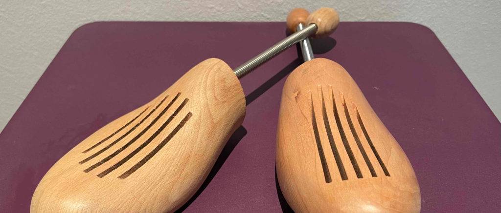 Die getesteten Schuhspanner liegen auf dem Tisch.