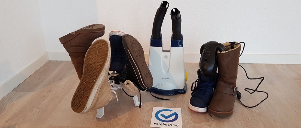 Verschiedene Schuhtrockner stehen jeweils mit und ohne Schuhe auf einem hellen Boden