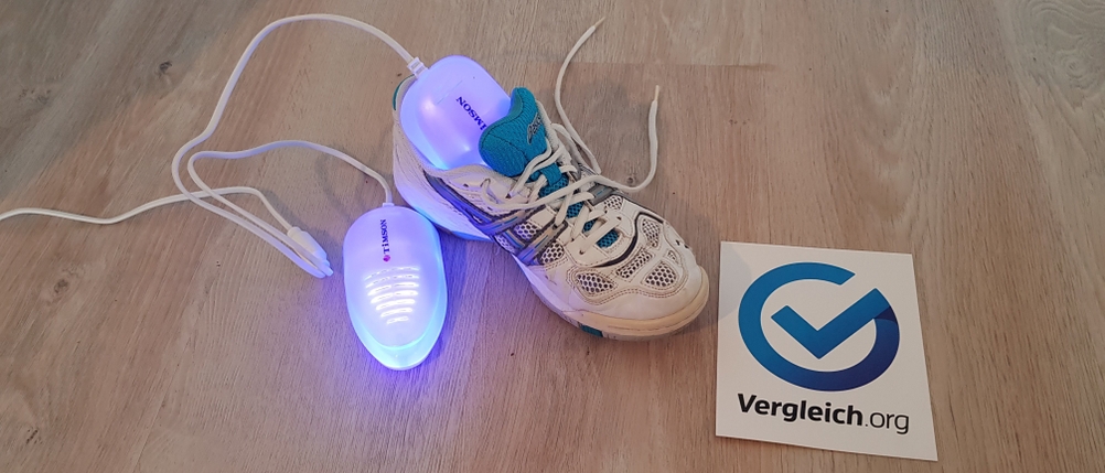 Angeschalteter Schuhtrockner mit UV-Licht und einem einzelnen Schuh