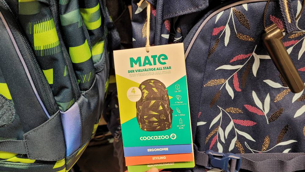 Schulrucksack im Test: Nahaufnahme des Labels am Rucksack.