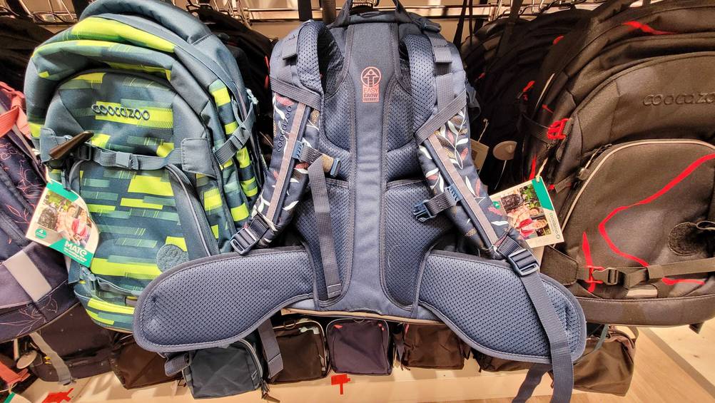 Schulrucksack im Test: Der Rucksack von hinten mit Tragegurten.