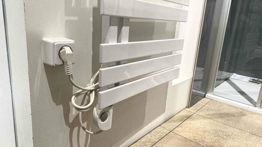 Ein elektrischer Badheizkörper ist zum testen an den Strom angeschlossen.