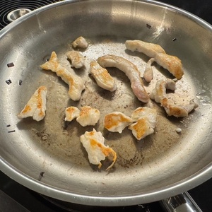 Hähnchenfleisch wird in der Schulte-Ufer-Bratpfanne Profi-Line i angebraten