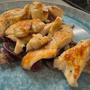 Fertig gebratenes Fleisch auf einem Teller