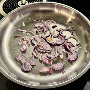 Zwiebeln werden mit Öl in der Schulte-Ufer-Bratpfanne Profi-Line i angebraten