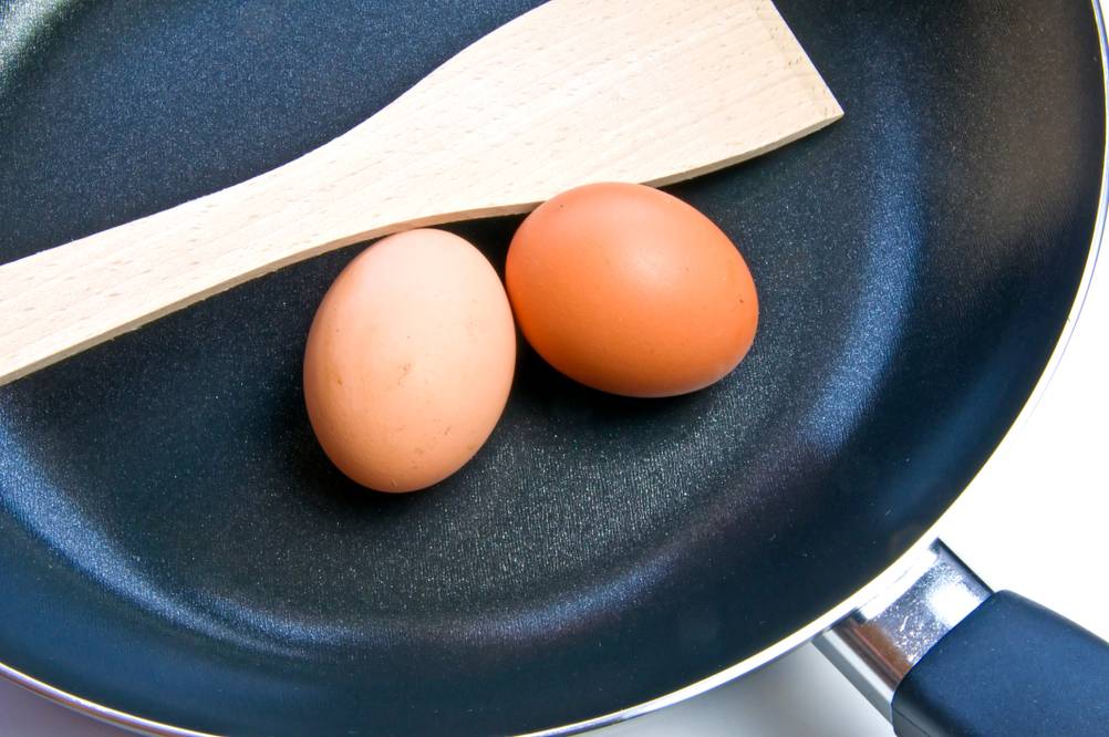 Schulte-Ufer-Pfannen im Test: beschichtete Pfanne samt Pfannenwender und 2 rohen Eiern