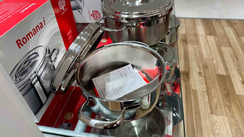Schulte-Ufer-Töpfe getestet: Ein offener Topf steht vor einem Topf mit Deckel.