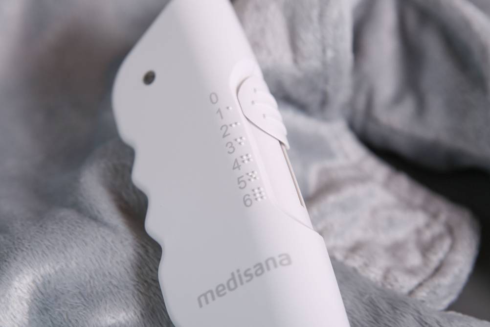 Schulterwärmer im Test: Detailaufnahme des Bedienteils des Medisana-Schulterwärmers.