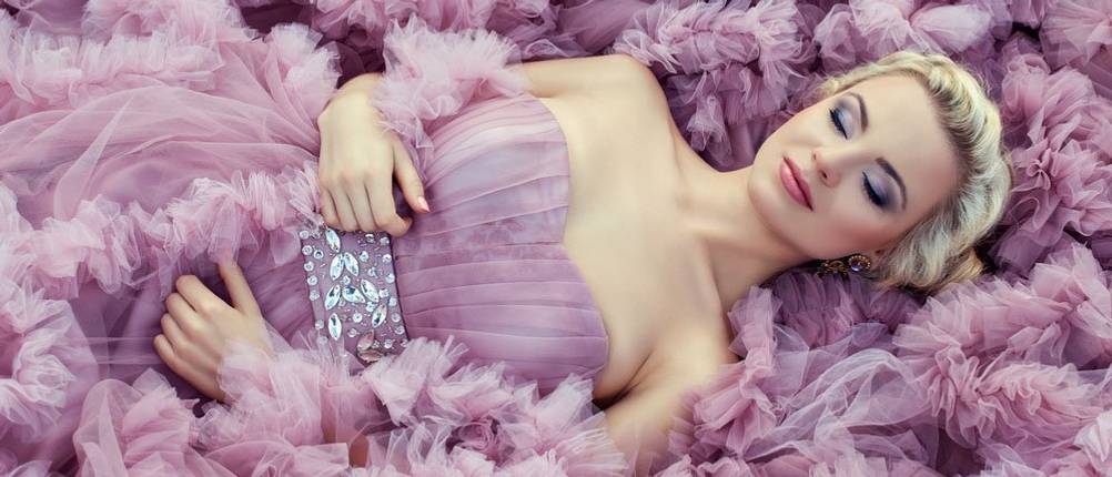 Sleeping Beauty: Schulterfreies Abendkleid mit passendem Make-Up
