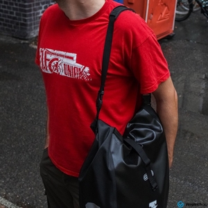 Wir sehen den Schultergurt einer getesteten Fahrradtasche.