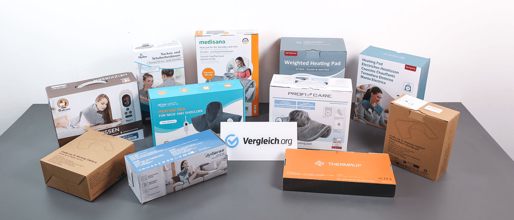 Schulterwärmer-Test: Elf verschiedene Schulterwärmer liegen verpackt nebeneinander.