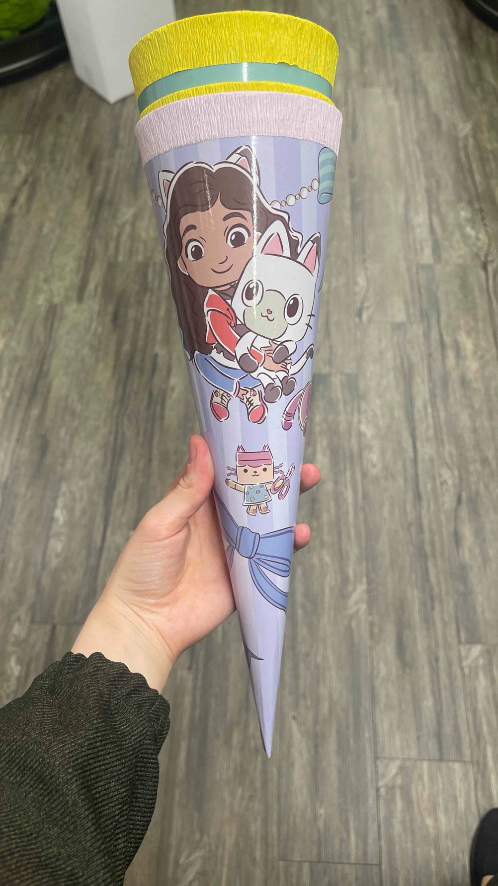 Getestet: Eine Hand hält eine Tüte mit Comicfiguren.