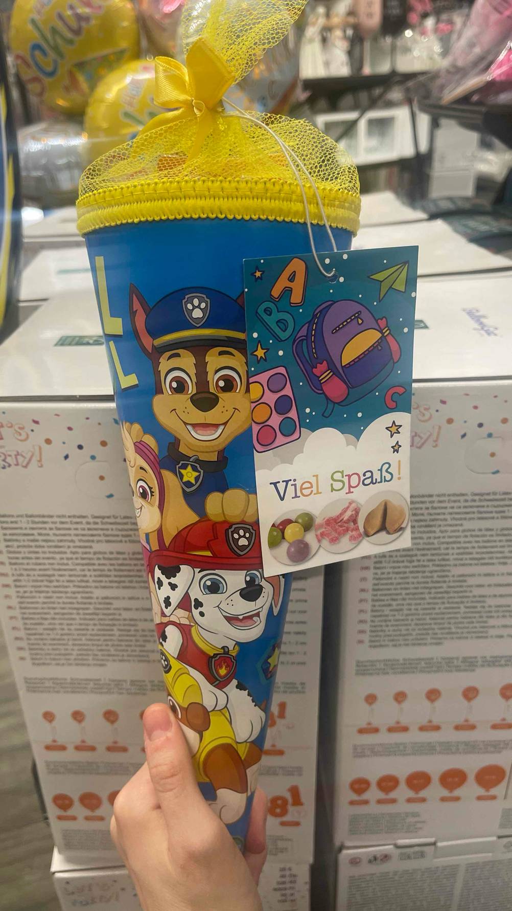 Schultüte getestet: Eine Hand hält eine Tüte mit Label hoch.