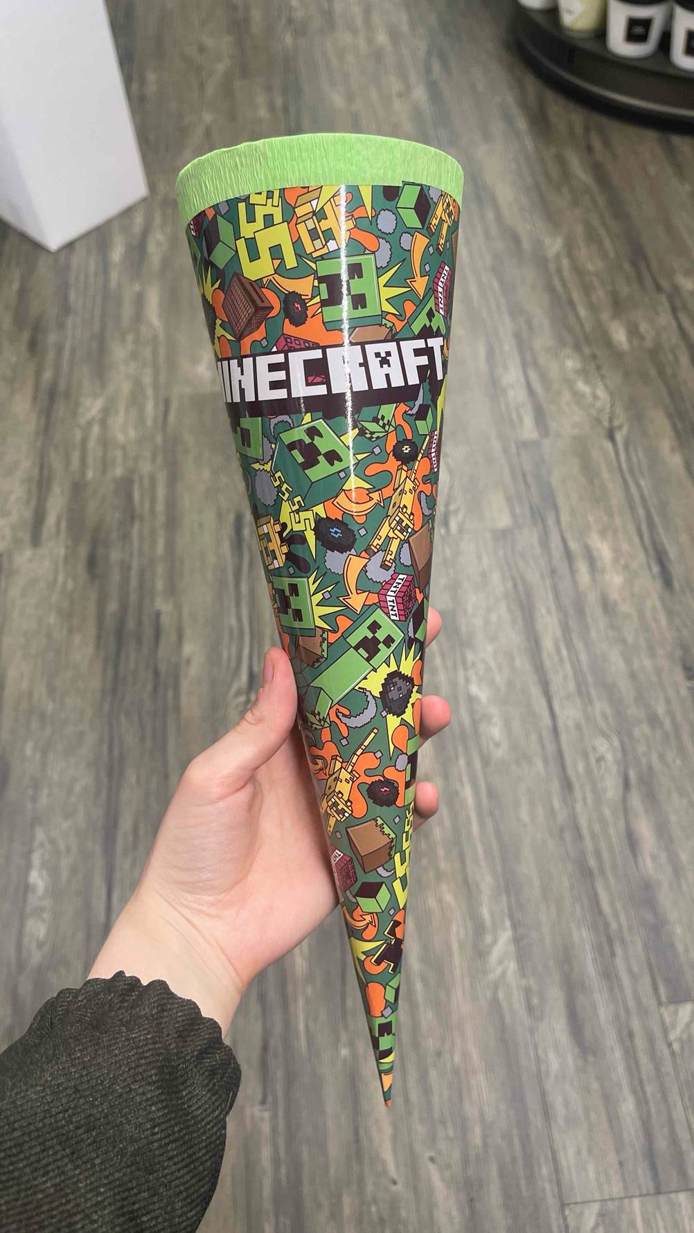 Eine getestete Schultüte im Mindcraft-Look von einer Hand gehalten.